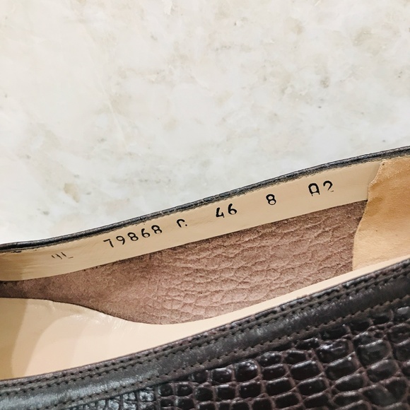 SALVATORE FERRAGAMO {8A2} Brown Embossed Leather Pumps - Picture 3 of 15
